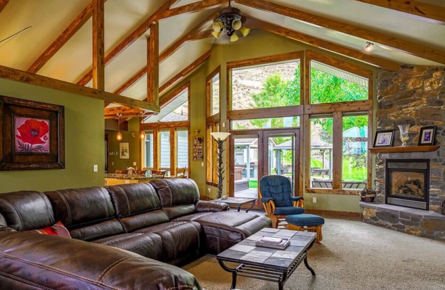 Wunder House - Gorgeous! Sleeps 14 w/ Hot Tub, Local Golf 50% Off!