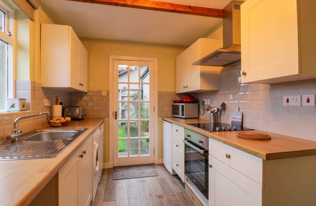 WYNDHEAD COTTAGE, family friendly, with open fire in Lauder