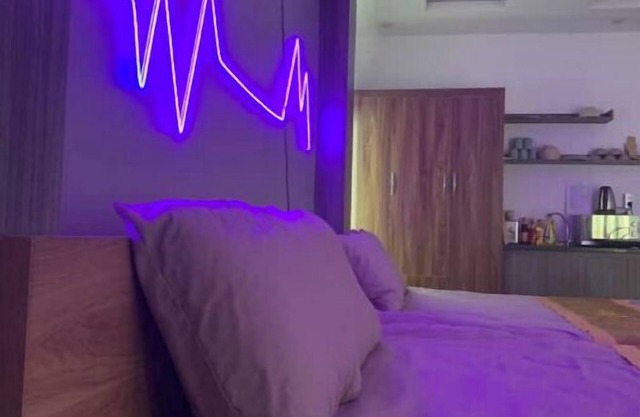 X-Stay Neon Thu Trung