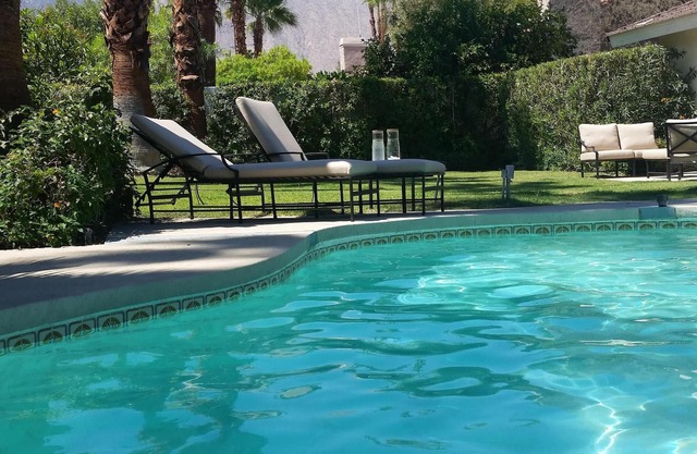 Xanadu es nuestro oasis de Palm Springs. Sin cargos por "calentamiento de la piscina"