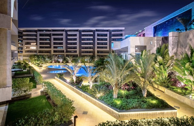 Xuru Stays I Waterfront Designer 2BR - 5 min to Airport