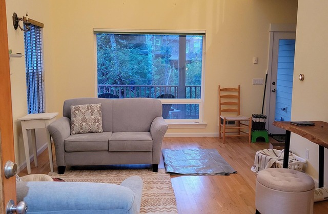 Yachats Beach Cottage -- 5 min walk to the ocean.