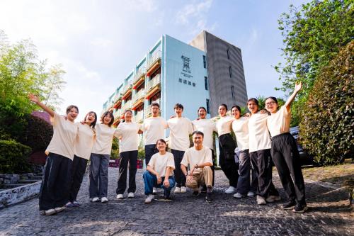 Yangshuo Courtyard Hotel - An all-English team by the Li River