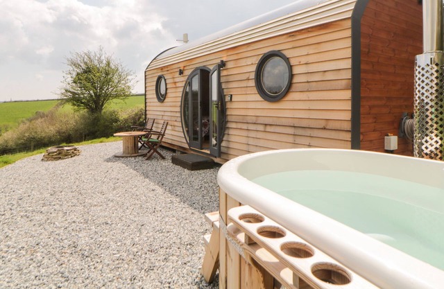 YEALM, romantic, character holiday cottage, with hot tub in Holbeton