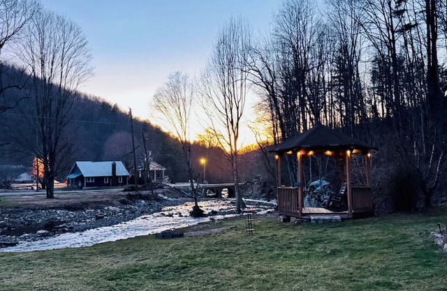 Yellow Mt. Cottage Cozy-Creek Front-Fire Pit
