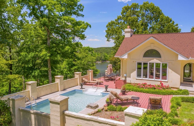 Yellowhammer Hill: 5 BR, 3.5 BA House in Cullman, Sleeps 17