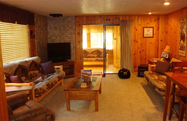 Yellowstone Wildlife Cabins, Cabin in Town - Ofertas de Invierno