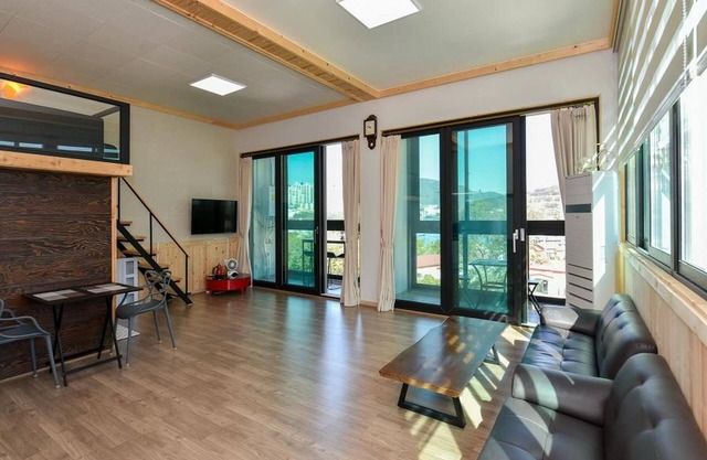 Yeosu Chunghong Pension