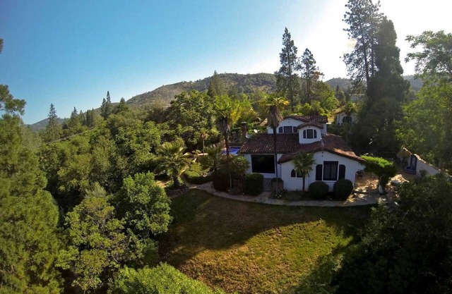 Yosemite Estate: piscina, jacuzzi, chimenea al aire libre, cancha de tenis y básquetbol