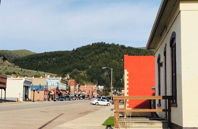 ¡No puedes estar más cerca de todo lo que hay que amar del centro de Philipsburg!