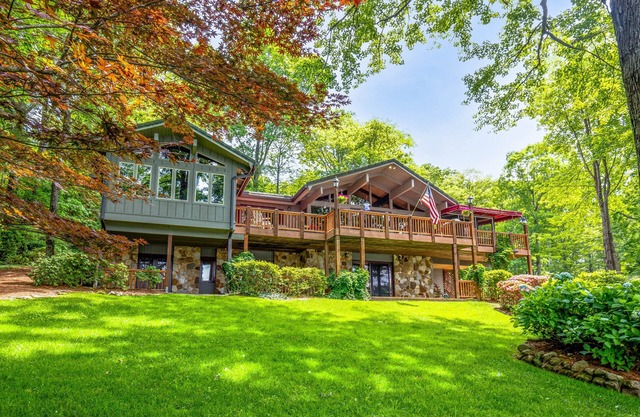 Tus vacaciones en Blue Ridge te esperan en esta lujosa casa frente al lago.
