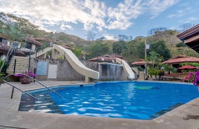 Villa independiente en una comunidad cerrada, piscina y paseo corto a la playa