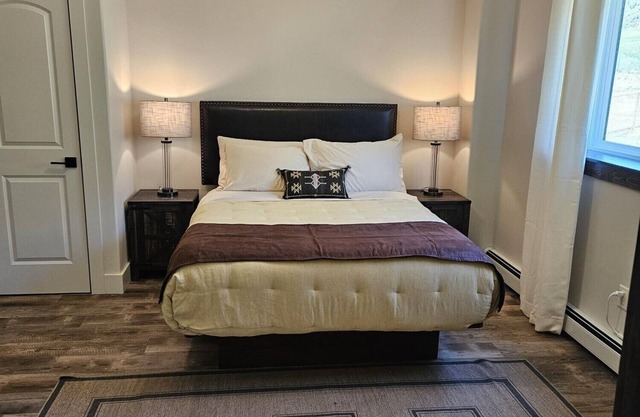 Your Ideal Retreat! Onsite Parking, Near Gardiner Downtown!
