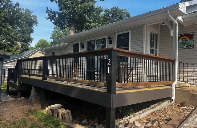 Entire 2 bed-3 bath home, GREAT view of main channel, paved roads, 2 mi. to town
