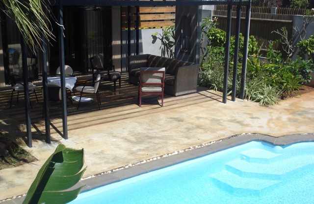 Su propia villa con piscina privada en jardín tropical.