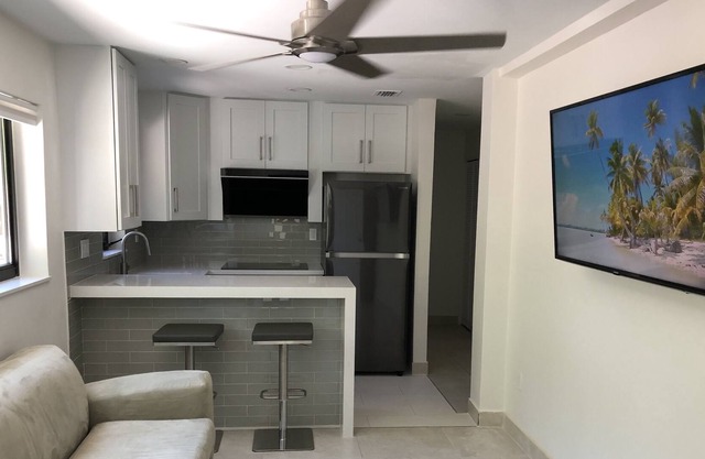 Your Spotless Clean 5-Star Suite - 6 min from the beach