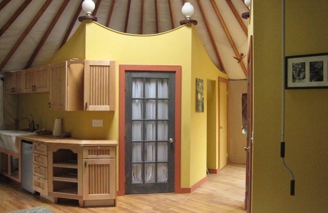 Yurta en lugar muy privado en 27 acres Horse Farm w / hot tub