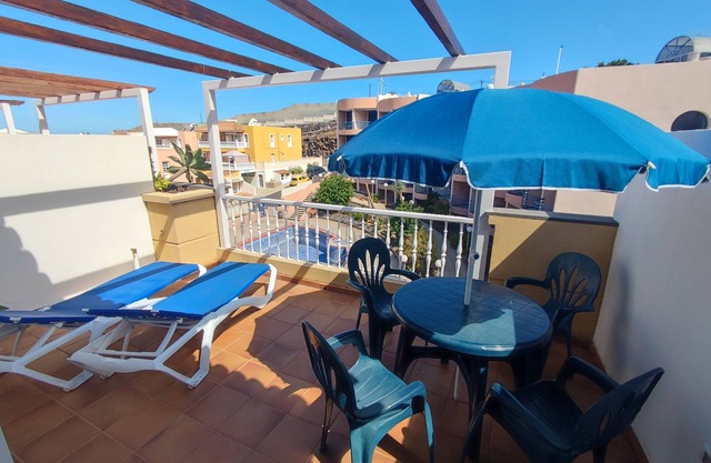 Apartamento en la costa, con buen clima y terraza, buenas vistas a la montaña.