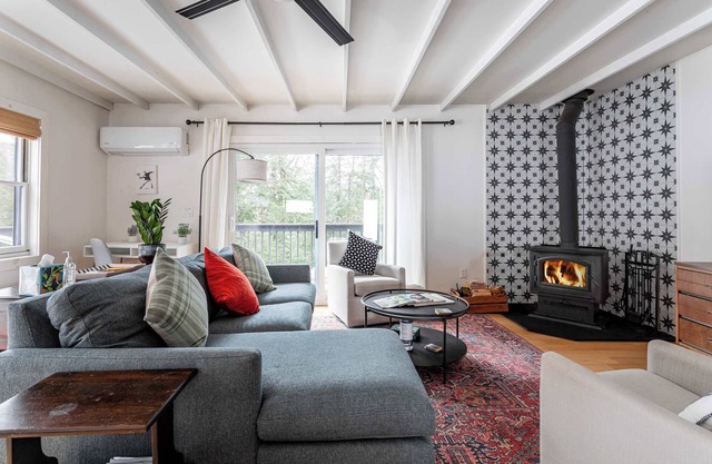 Zenwood Manor: Modern Cottage w/ Woodstove+Firepit