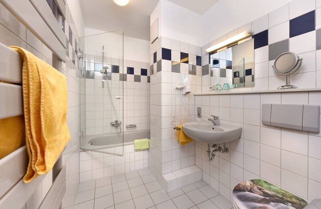 Habitación doble con baño y ducha.