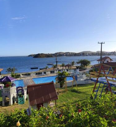 Sao Pedro da Aldeia Apartamento | À 20min da PRAIA do Forte - TOP 1 QUARTO com ESTACIONAMENTO em Condomínio com VISTA INCRIVEL - PORTARIA 24h, PISCINA, Sauna e Parquinho Infantil - Apartamento com Ar condicionado, Smart TV, Wi-Fi, Cozinha Completa, apenaaldeia