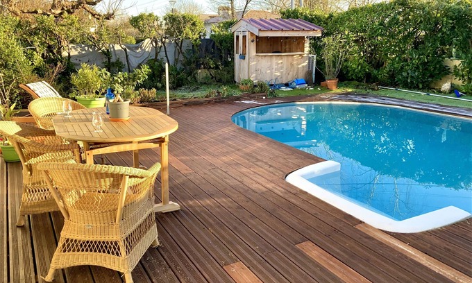 Saint-Medard-en-Jalles Casa | À Proximité de Bordeaux, Confort, Piscine Chauffée et Climatisation