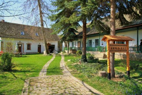 Alsonana Casa | Árpád Ház