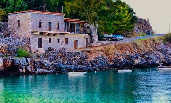 East Mani Casa | Παραλία «Αμπελο» Διαμέρισμα πάνω στη θάλασσα