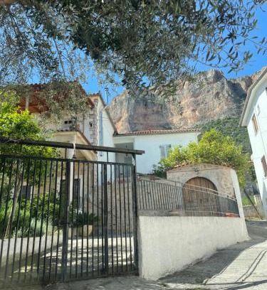 Leonidio Casa | Το σπίτι του Καντήλα