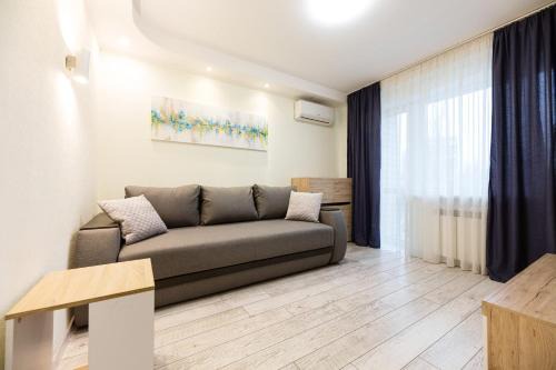 Dniprovs'kyi District Apartamento | Апартаменти Дарницька площа