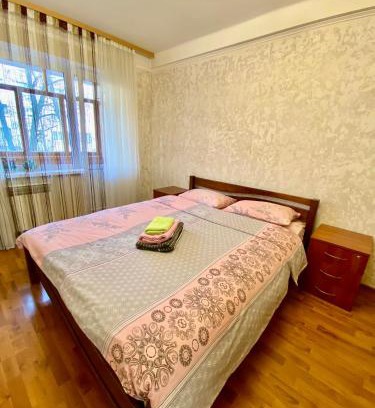 Dniprovs'kyi District Apartamento | Квартира на Воскресенці, поруч метро Лівобережна, Інститут Серця, МВЦ