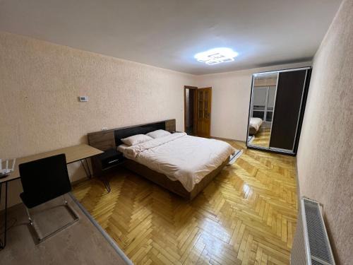 Berehove Apartamento | Квартира трикімнатна