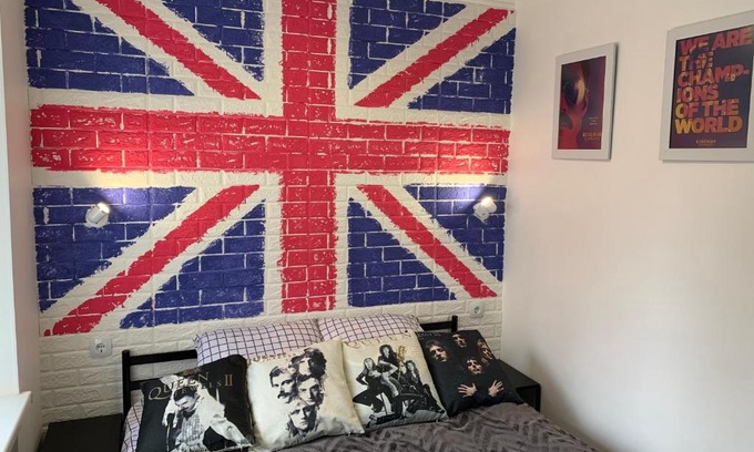 Podil Apartamento | Рок-н-ролл студии в центре Киева на Подоле Queen и The Beatles