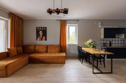 Chernovtsy Villa | Таун Тераса 2 поверхи by Willox
