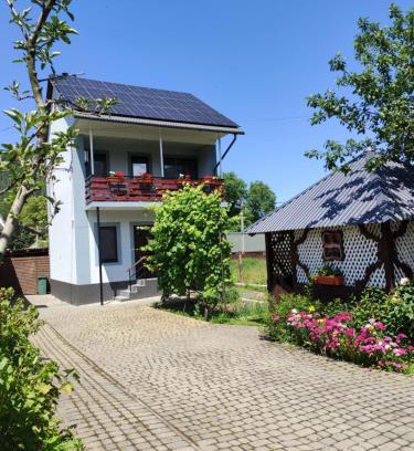 Yaremche Casa | "У Пасічника" Котедж для сім'ї