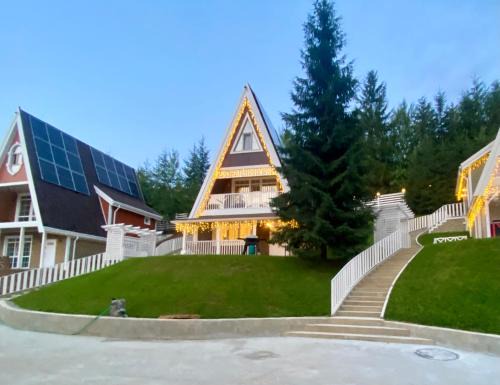 Bukovel Chalet De Esquí | Цілий триповерховий будинок FREEMAN-3 над річкою з альтанкою та грилем