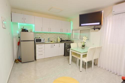 Ashkelon Apartamento | דירה יפה סגנון מודרני מרחק של 5 דקות נסיעה מהים