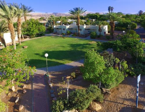 Hevel Eilot Hotel | קיבוץ אילות - חדרי אירוח עם בריכה משותפת