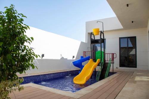 Dhahban Chalet De Esquí | شاليه المرفأ بمسبح اطفال والعاب مائية وغرفتين نوم فاخرة