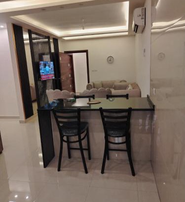 Amman Apartamento | طبربور خلف صالة ليالي الشرق مفروش طابق ثاني ثلاث غرف واحده ماستر سته اسره ثلاث حمامات صاله ضيوف ومطبخ مفتوح على بعض مصعد
