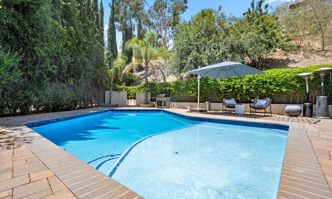 Woodland Hills Casa | ৎ୭ Hillside Modern Retreat ৎ୭W/pool,BBQ& MORE