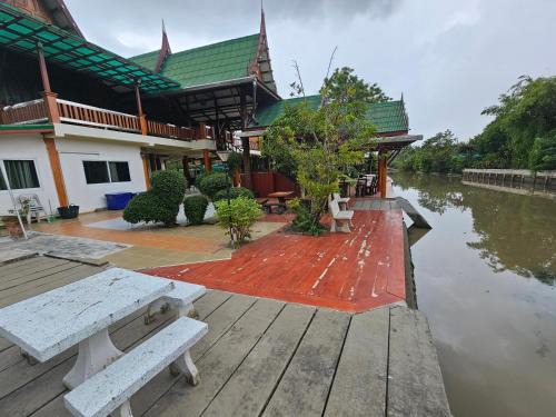 Amphawa Casa | บ้าน กัญณภัทร โฮมสเตย์