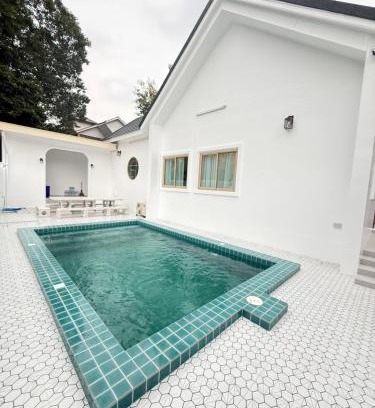 Saen Suk Villa | วันบางแสนพูลวิลล่า
