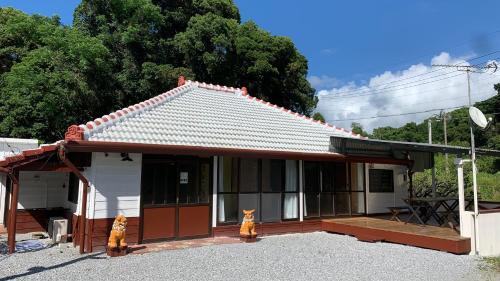 Nago Casa | 広い畳間と外には広いウッドデッキCondominium和風邸Yanbaru
