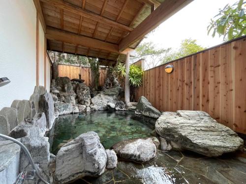 Matsuzaki Casa | 源泉かけ流しの露天風呂を独り占め!一棟貸切旅館「御宿あさか」29名まで宿泊可