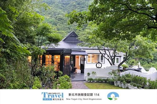 Ruifang Cama Y Desayuno | 金石新月光 Gold Stone Crescent Moon Light