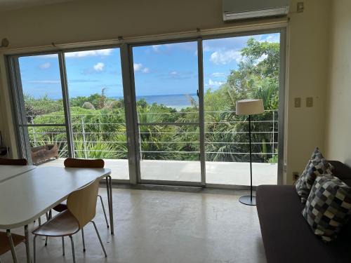 Ishigaki Cabina | 青の洞窟 'Blue in Green' 青の洞窟が目の前のコテージ! Ocean view & 満天の星! 広々セミダブルベッド