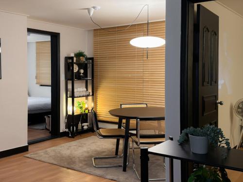 Hapjeong-dong Villa | 블랙앤우드 하우스, 서울 합정, 홍대 1정거장, 한강 도보 Seoul hongdae, Black & Wood house near Han river