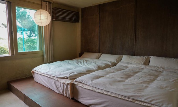 Aewol Casa | 틈 제주 - 애월 바닷가의 퀸 침대 세개