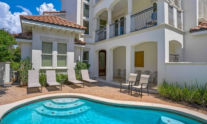 Avalon Beach Estates Casa | Amplia y actualizada casa con ascensor! Incluye piscina privada y servicio de playa gratis!